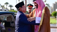 Momen Hangat Prabowo Disambut Pangeran MBS di Istana Al-Salam Jeddah
