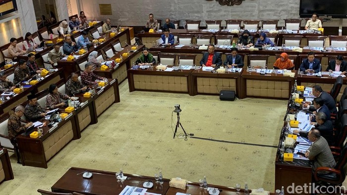 Menteri Keuangan Sri Mulyani (tengah) berfoto bareng  Direktur Jenderal Bea Cukai Djaka Budi Utama (kiri) dan Direktur Jenderal Pajak Bimo Wijayanto (kanan) sebelum memamerkan pemaparan pada pertemuan pers APBN KiTa di Kantor Kementerian Keuangan, Jakarta, Jumat (23/5/2025). Menteri Keuangan Sri Mulyani menyatakan Anggaran Pendapatan dan Belanja Negara (APBN) per final April 2025 tercatat surplus Rp4,3 triliun atau sebesar 0,02 persen terhadap Produk Domestik Bruto (PDB), yang ditopang oleh total pendapatan negara meraih Rp810,5 triliun atau setara 27 persen dari target APBN 2025.