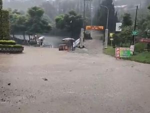 Jalan Akses ke Wisata Selecta Kota Batu Sempat Direndam Banjir Jalan Akses ke Wisata Selecta Kota Batu Sempat Direndam Banjir