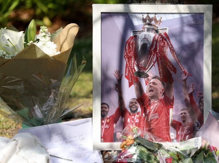 SOCCER-LIVERPOOL/PORTUGAL-DIOGO JOTA A picture of Liverpool's Portuguese soccer player Diogo Jota stands next to flower tributes, after Jota died in a car crash near Zamora, Spain, outside Anfield Stadium in Liverpool, Britain, July 3, 2025. REUTERS/Temilade Adelaja
