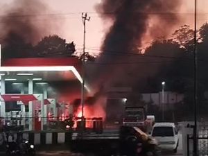 SPBU di Kefamenanu NTT Tetap Beroperasi meski Baru Saja Terbakar SPBU di Kefamenanu NTT Tetap Beroperasi meski Baru Saja Terbakar