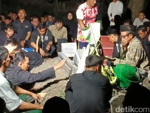 Isak Tangis Sambut Jenazah Mahasiswa UGM Korban Laka Laut Asal Bojonegoro Isak Tangis Sambut Jenazah Mahasiswa UGM Korban Laka Laut Asal Bojonegoro