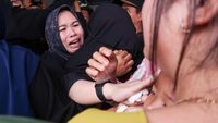 Tangis Pecah! Keluarga Korban KMP Tunu Pratama Jaya Padati Pelabuhan Ketapang