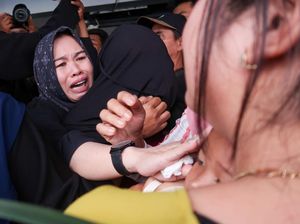 Tangis Pecah! Keluarga Korban KMP Tunu Pratama Jaya Padati Pelabuhan Ketapang Tangis Pecah! Keluarga Korban KMP Tunu Pratama Jaya Padati Pelabuhan Ketapang