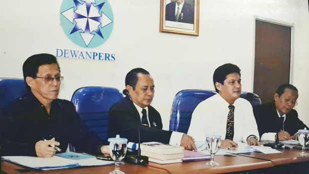 Wakil Ketua Dewan Pers, Totok Suryanto membagikan foto momen kenangan ketika menjadi narasumber bersama Almarhum Wina Armada dan Almarhum Sabam Leo Batubara saat sama-sama di Dewan Pers (dok Istimewa)