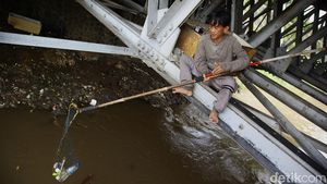 Kolong Jembatan Jadi Tempat Berlindung Pemulung di Jakarta
