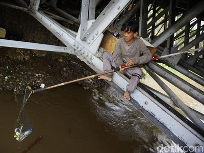 Kolong Jembatan Jadi Tempat Berlindung Pemulung di Jakarta