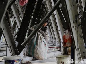 Dinamika Warga yang Bertahan Hidup di Kolong Jembatan Pasar Rumput