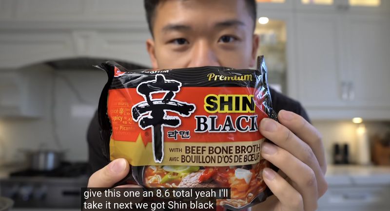 YouTuber Rating 10 Mie Instan Terenak di Dunia,