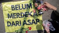 Kecewa Gugatan Ditolak, Aktivis Tabur Bunga di Depan Pengadilan Palembang