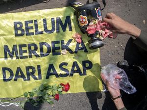Kecewa Gugatan Ditolak, Aktivis Tabur Bunga di Depan Pengadilan Palembang Kecewa Gugatan Ditolak, Aktivis Tabur Bunga di Depan Pengadilan Palembang