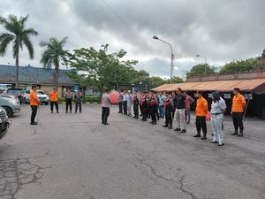 36 Petugas SAR Gabungan Turun di Hari Kedua Pencarian Korban Kapal Tenggelam 36 Petugas SAR Gabungan Turun di Hari Kedua Pencarian Korban Kapal Tenggelam