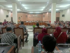 Honorer Dinkes Brebes Geruduk DPRD Tuntut Diangkat Jadi PPPK