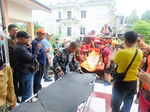Warga yang Hanyut Bareng Staf Kejari Simalungun di Asahan Ditemukan Tewas Warga yang Hanyut Bareng Staf Kejari Simalungun di Asahan Ditemukan Tewas