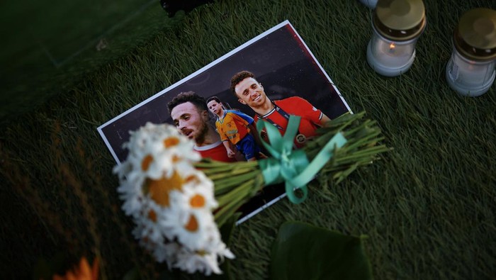 Diogo Jota Flowers lie on photographs of Liverpools Portuguese soccer player Diogo Jota, who died in a car crash near Zamora, Spain, outside Gondomar stadium in Gondomar, Portugal, July 3, 2025. REUTERS/Pedro Nunes
