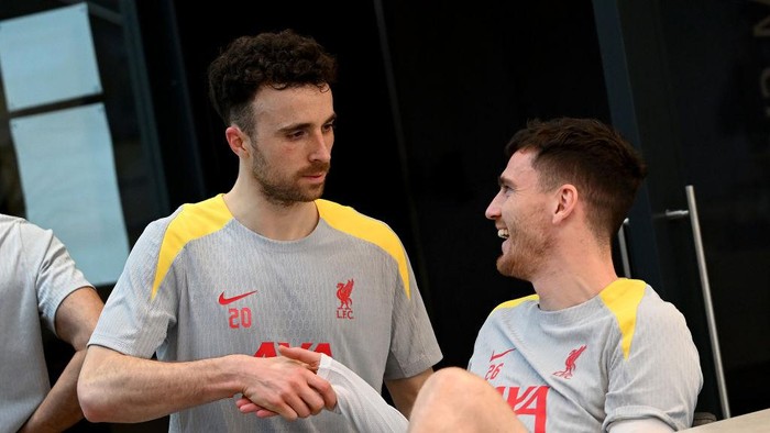 Diogo Jota-Andy Robertson LIVERPOOL, ENGLAND - JANUARY 28: (THE SUN OUT, THE SUN ON SUNDAY OUT) Diogo Jota and Andrew Robertson of Liverpool during a training session during the UEFA Champions League 2024/25 League Phase MD8 training and press conference at AXA Melwood Training Centre on January 28, 2025 in Liverpool, England. (Photo by Nick Taylor/Liverpool FC/Liverpool FC via Getty Images)