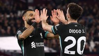 Mohamed Salah juga tak terlihat batang hidungnya di upacara pemakaman Diogo Jota. Belum diketahui alasan Si Raja Mesir absen melayat tandemnya tersebut. (Foto: IMAGO/Pro Sports Images via Reut/IMAGO/Paul Phelan)