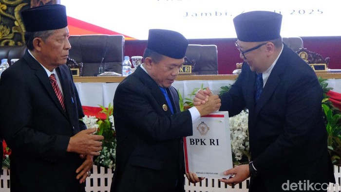 Gubernur Jambi Al Haris di saat menemukan Opini WTP dari BPK RI