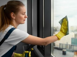 Seberapa Sering Jendela Rumah Perlu Dibersihkan? Ini Kata Ahli