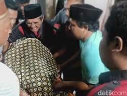 Isak Tangis Sambut Jenazah Korban KMP Tunu Pratama Jaya Tenggelam