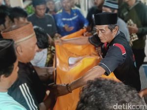 Jenazah Korban KMP Tunu Pratama Jaya Disambut Tangis Keluarga di Rumah Duka