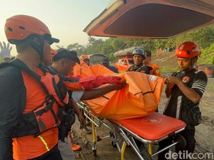 Pemuda Terjun ke Dam Rolak Sungai Brantas Mojokerto Ditemukan Tewas Pemuda Terjun ke Dam Rolak Sungai Brantas Mojokerto Ditemukan Tewas