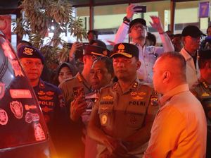 Kapolda Jatim Dampingi Menhub Tinjau Korban KMP Tunu Pratama Jaya Kapolda Jatim Dampingi Menhub Tinjau Korban KMP Tunu Pratama Jaya