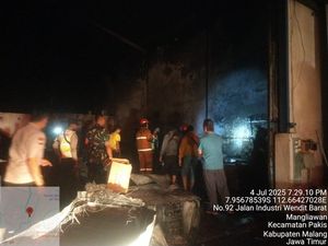 Gudang Es Krim di Malang Terbakar, Kerugian Nyaris Rp 1 Miliar Gudang Es Krim di Malang Terbakar, Kerugian Nyaris Rp 1 Miliar