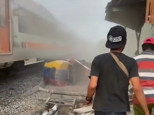 Video: Detik-detik KA Ambarawa Tabrak Forklift di Surabaya Video: Detik-detik KA Ambarawa Tabrak Forklift di Surabaya