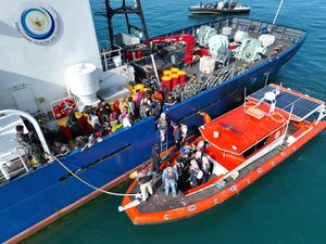 KKP Kerahkan Kapal Pengawas Angkut Warga Pulau Enggano KKP Kerahkan Kapal Pengawas Angkut Warga Pulau Enggano