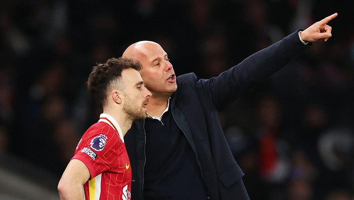LONDON, ENGLAND - DECEMBER 22: Arne Slot, Manager of Liverpool, gives instructions to Diogo Jota of Liverpool as he prepares to enter the pitch during the Premier League match between Tottenham Hotspur FC and Liverpool FC at Tottenham Hotspur Stadium on December 22, 2024 in London, England. (Photo by Marc Atkins/Getty Images)