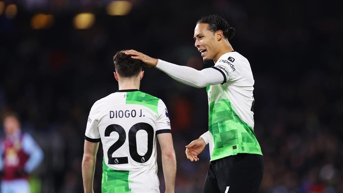 Liverpool BURNLEY, ENGLAND - DECEMBER 26: Diogo Jota of Liverpool celebrates with Virgil van Dijk of Liverpool after scoring their teams second goal during the Premier League match between Burnley FC and Liverpool FC at Turf Moor on December 26, 2023 in Burnley, England. (Photo by Lewis Storey/Getty Images)