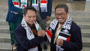Momen UB Berangkatkan Dua Dokter ke Gaza