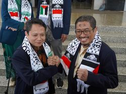 Momen UB Berangkatkan Dua Dokter ke Gaza