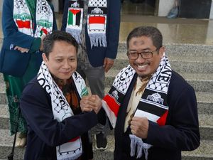 Momen UB Berangkatkan Dua Dokter ke Gaza Momen UB Berangkatkan Dua Dokter ke Gaza