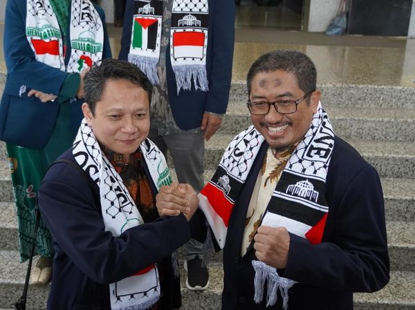 Momen UB Berangkatkan Dua Dokter ke Gaza