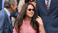 Perdana Nonton Wimbledon, Olivia Rodrigo Curi Atensi Pakai Dress Kotak-kotak