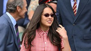 Perdana Nonton Wimbledon, Olivia Rodrigo Curi Atensi Pakai Dress Kotak-kotak