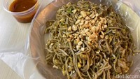 Lezatnya Pad Thai Fusion Kuah Asam Manis yang Hits di Blok M