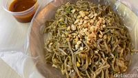 Lezatnya Pad Thai Fusion Kuah Asam Manis yang Hits di Blok M