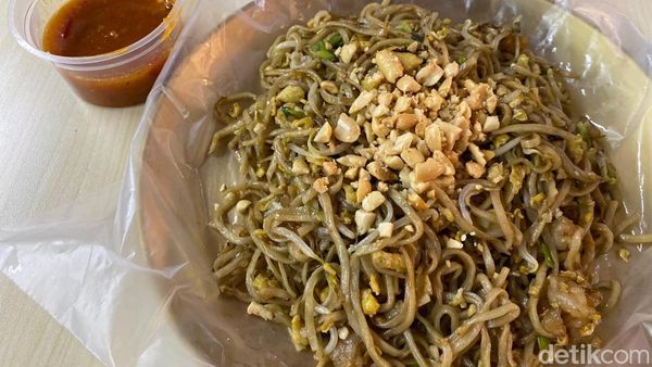 Lezatnya Pad Thai Fusion Kuah Asam Manis yang Hits di Blok M