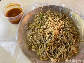 Lezatnya Pad Thai Fusion Kuah Asam Manis yang Hits di Blok M