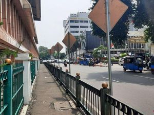 Video: Jajal Keluar Stasiun Cikini Tanpa Lompat Pagar, Seberapa Jauh Sih? Video: Jajal Keluar Stasiun Cikini Tanpa Lompat Pagar, Seberapa Jauh Sih?