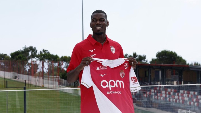 Soccer Football - AS Monaco Press Conference - La Turbie, France - July 3, 2025 AS Monaco new signing Paul Pogba poses with his shirt during the unveiling REUTERS/Manon Cruz