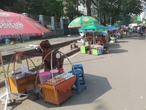 Duka Pedagang Kerak Telor di PRJ: Tahun Ini Omzet Turun, Belum Balik Modal Duka Pedagang Kerak Telor di PRJ: Tahun Ini Omzet Turun, Belum Balik Modal