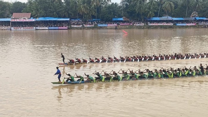 Pelaksanaan Pacu Jalur Rayon III di Tepian Rajo, Pangean, Jumat (4/7/2025) berjalan aman dan kondusif. Pelaksanaan Pacu Jalur Rayon III di Tepian Rajo, Pangean, Jumat (4/7/2025) berjalan aman dan kondusif.