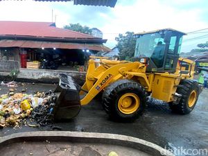 90 Ton Tumpukan Sampah di Pasar Gedebage Dibersihkan 90 Ton Tumpukan Sampah di Pasar Gedebage Dibersihkan