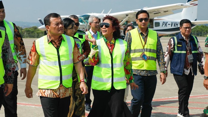 Gubernur Jawa Tengah, Ahmad Luthfi, Presiden Direktur PT ASI Pudjiastuti Aviation, Susi Pudjiastuti, dan General Manager Bandara Jenderal Ahmad Yani Semarang, Fajar Purwawidada.