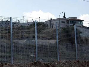 Israel Pasang Pagar Besi Setinggi 5 Meter, Kota di Tepi Barat Jadi Penjara Israel Pasang Pagar Besi Setinggi 5 Meter, Kota di Tepi Barat Jadi Penjara