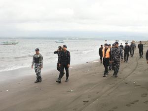 Sempat Dihentikan karena Hujan, Pencarian Korban Kapal Tenggelam Berlanjut Sempat Dihentikan karena Hujan, Pencarian Korban Kapal Tenggelam Berlanjut